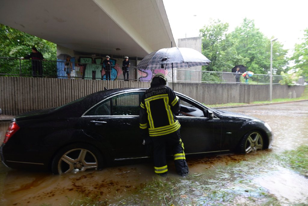 In einer Unterführung in Stuttgart-Feuerbach stehen plötzlich ein Mercedes und ein VW Passat zirka 40 Zentimeter tief im Wasser.