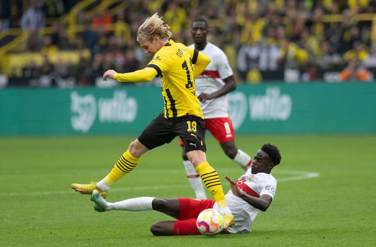 Stuttgarts Ahmada gewinnt den Zweikampf gegen Dortmunds Julian Brandt.