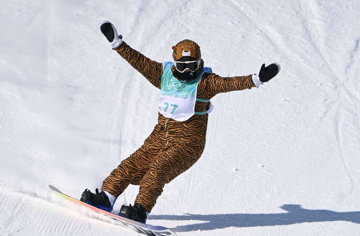 Sportlich konnte sie wegen einer Verletzung nicht vorne mitfahren, Aufgeben war aber auch keine Option: Die französische Snowboarderin Lucile Lefevre beendete ihre Karriere im Tigerkostüm.
