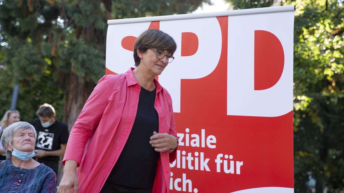  Die SPD-Parteichefin Saskia Esken spricht an einem der innerstädtischen Brennpunkte über Sozialpolitik und eine lebenswerte Stadt. Die Paulinenbrücke ist nicht zufällig als Bühne gewählt. 