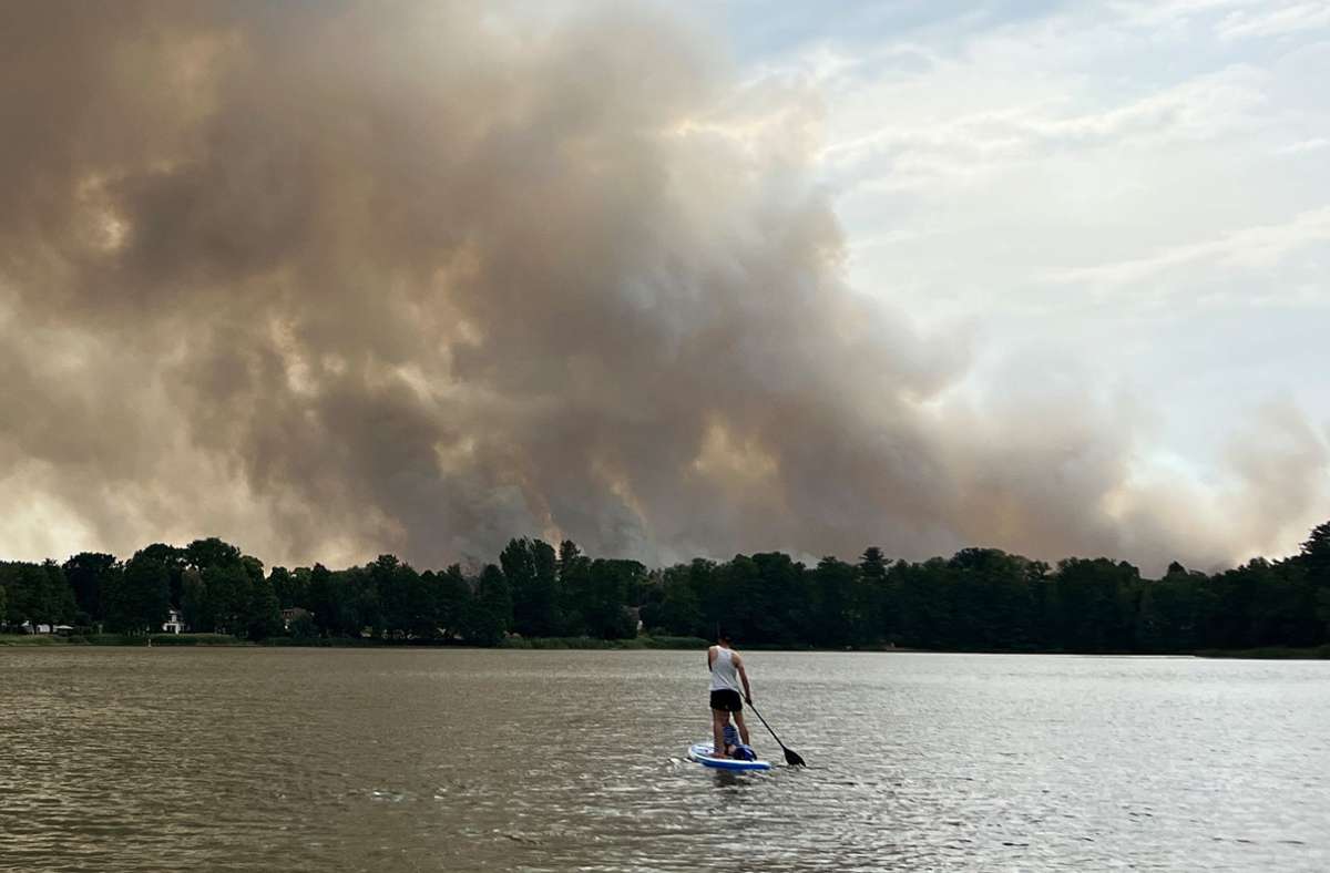 Eine dicke Rauchwolke aufgrund des Waldbrandes ist über dem Seddiner See zu sehen.