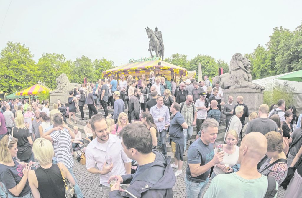 Hamburger Fischermarkt unter dem Reiterdenkmal für Kaiser Wilhelm.