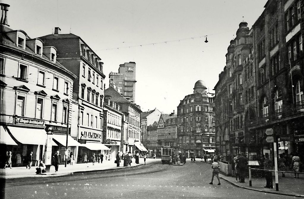 Der heutige Rotebühlplatz im Jahr 1942 – im Hintergrund ragt der Tagblattturm in die Höhe. In der Bildergalerie zeigen wir einige Beispielfotos aus dem Bestand. Foto: Stadtarchiv Stuttgart