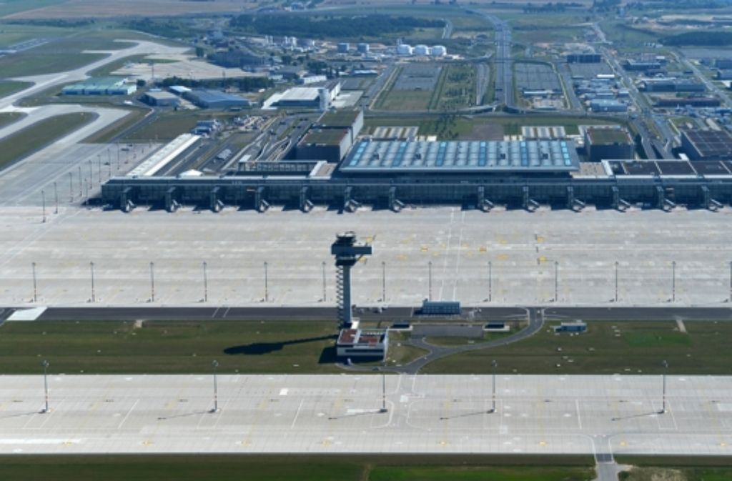Einer der wohl populärsten Fälle von Steuergeldverschwendung ist der Hauptstadtflughafen in Schönefeld. Der Bund der Steuerzahler wirft dem Aufsichtsrat des Projekts „politisches Versagen“ und „blindes Vertrauen zum überforderten Management“ des Flughafens vor.