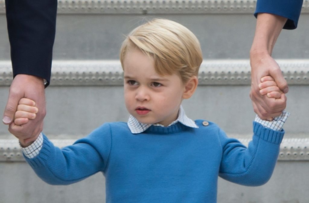 Noch blickt George ein wenig skeptisch drein und hält sich an den Händen seiner Eltern fest.