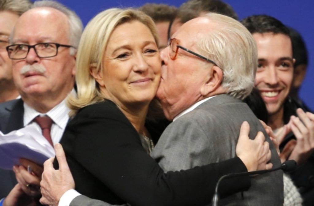 Jean-Marie Le Pen, Gründer des Front National und Marine Le Pen, seine Tochter. Sie führt die rechtsextremistische Partei heute an. Foto: AP