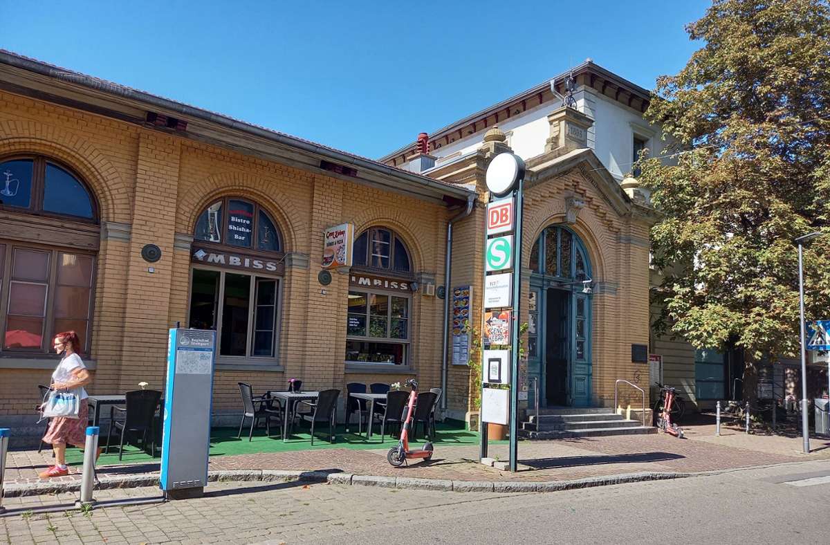 Der Untertürkheimer Bahnhof ist keine Visitenkarte für den Stadtbezirk. Die Stadt will ihn erwerben.