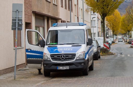 Polizisten bewachen eine Straßenkreuzung in Hameln Foto: dpa