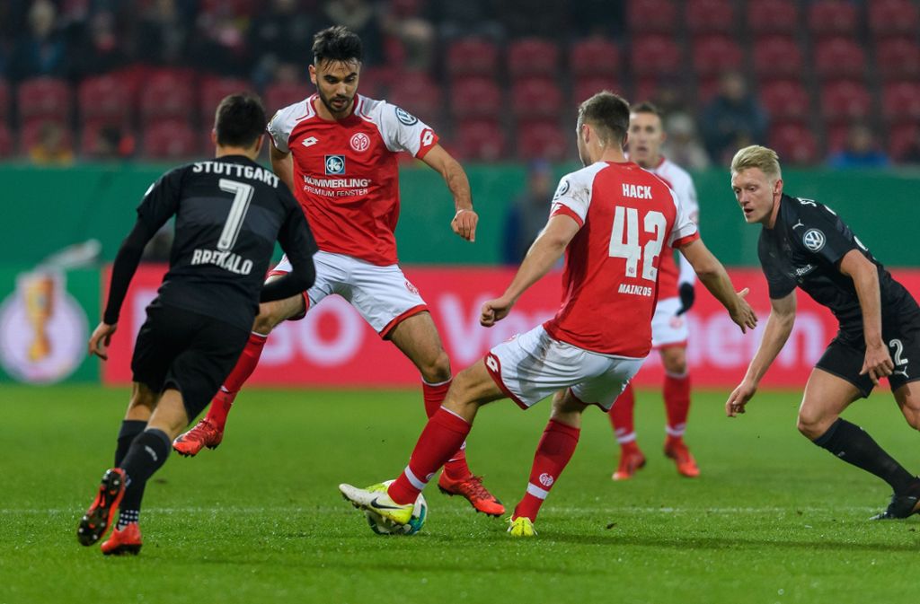 Der Mainzer Gerrit Holtmann und Andreas Beck vom VfB Stuttgart kämpfen um das runde Leder.