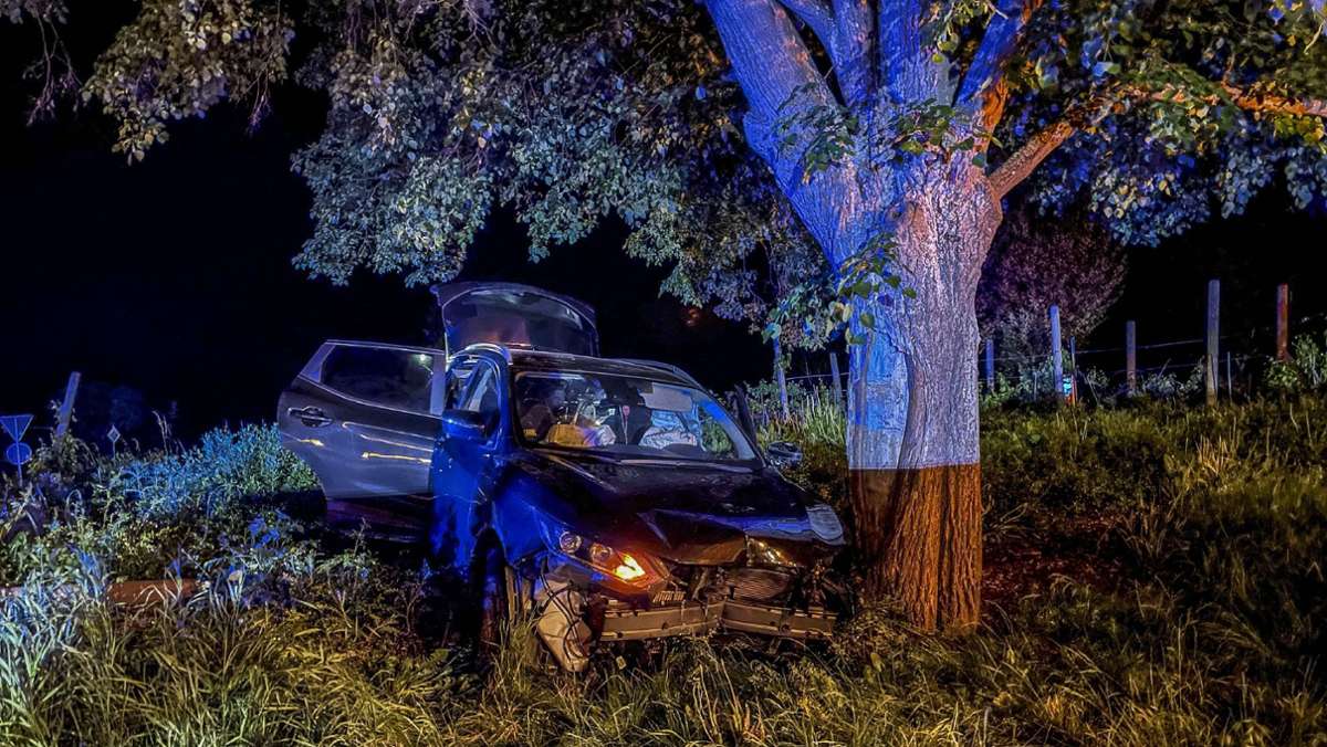 Kreisverkehr in Weil der Stadt: Betrunken: Nissan-Fahrer kracht gegen Baum