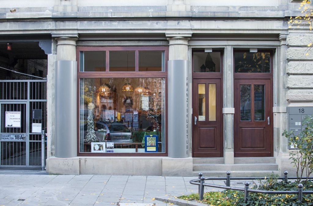 Von außen ist die Einrichtung der Caritas Stuttgart nicht von einem gewöhnlichen Café zu unterscheiden.