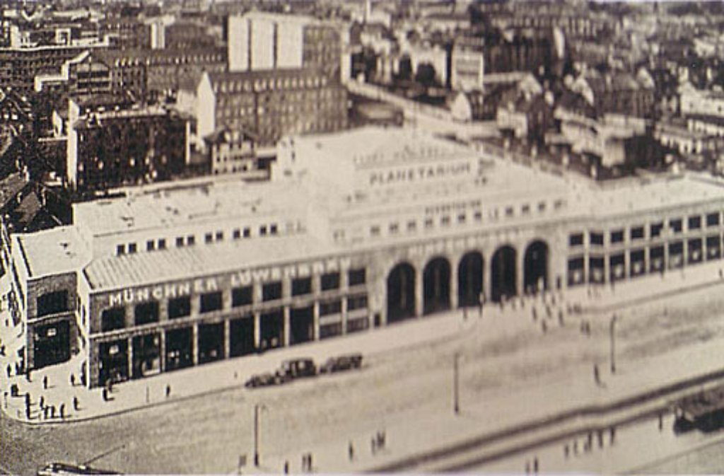 Der Hindenburgbau gegenüber dem Hauptbahnhof wird im Mai 1928 zur ersten Adresse für Sternegucker. Das Planetarium nimmt in dem monumentalen Gebäude seinen Betrieb auf. In unserer Bildergalerie blicken wir zurück und hinter die Kulissen der Sternenwelt.