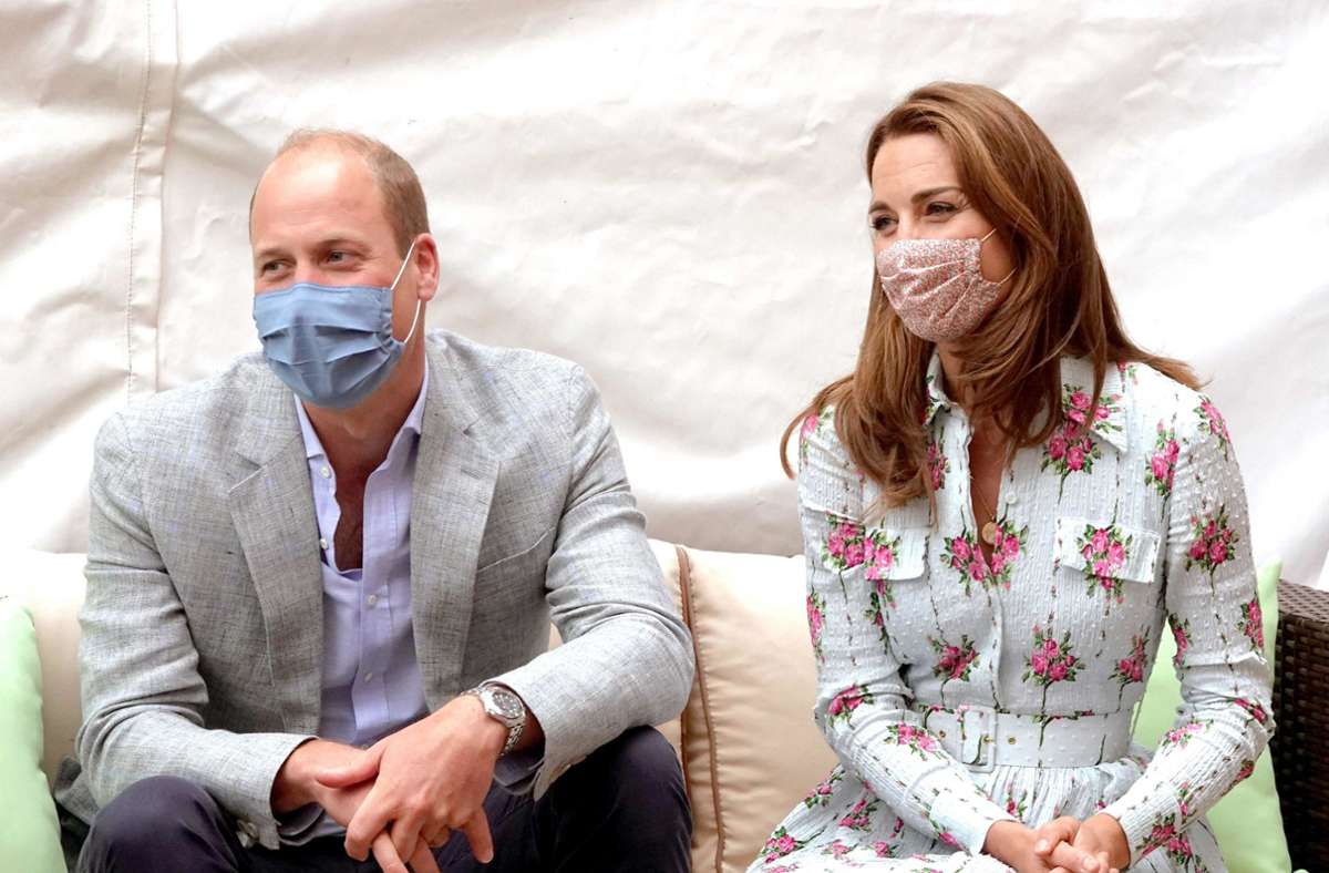 Prinz William und Herzogin Kate in Cardiff (Wales). Die Masken passen farblich zu ihrer Kleidung.
