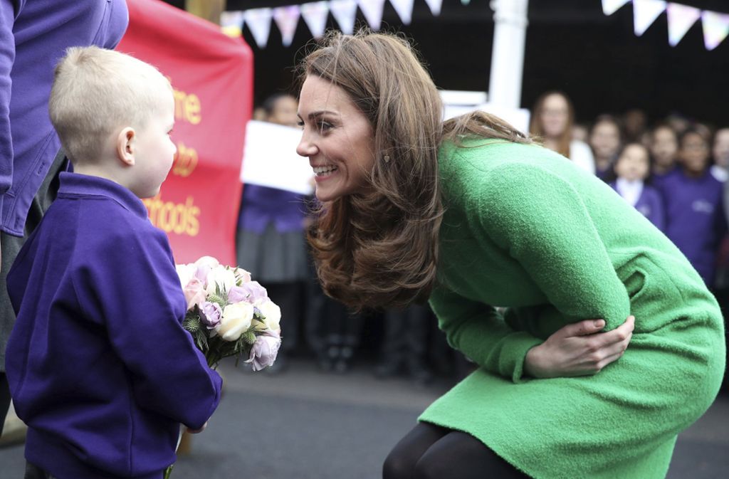 Die Kinder der Lavender Grundschule in Enfield, London, freuten sich sehr über den royalen Besuch und überreichten der Herzogin Blumen.