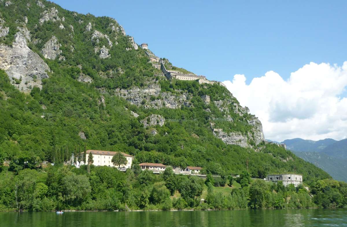 Die aus der Ferne eher unscheinbare Festung Rocca d’Anfo schmiegt sich an den Hang des Monte Censo.