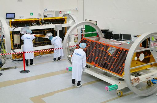 Arbeit an einem Satelliten  bei Airbus in Friedrichshafen: Die Raumfahrt ist von den Problemen der Luftfahrt noch verschont. Foto: Airbus