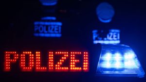 Raub in Stuttgart: Gruppe überfallt jungen Mann und stiehlt Mobiltelefon
