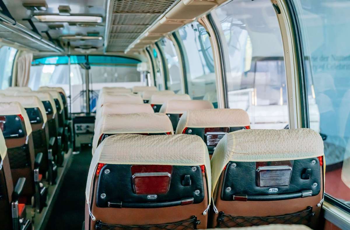 Die Älteren werden sich erinnern: Schonbezüge für die Sitze im Bus – in mehr oder weniger zeitloser Optik.