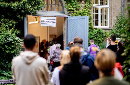 Im Stadtteil Prenzlauer Berg mussten die Menschen besonders lange warten, um ihre Stimmen abgeben zu können. Foto: dpa/Hauke-Christian Dittrich