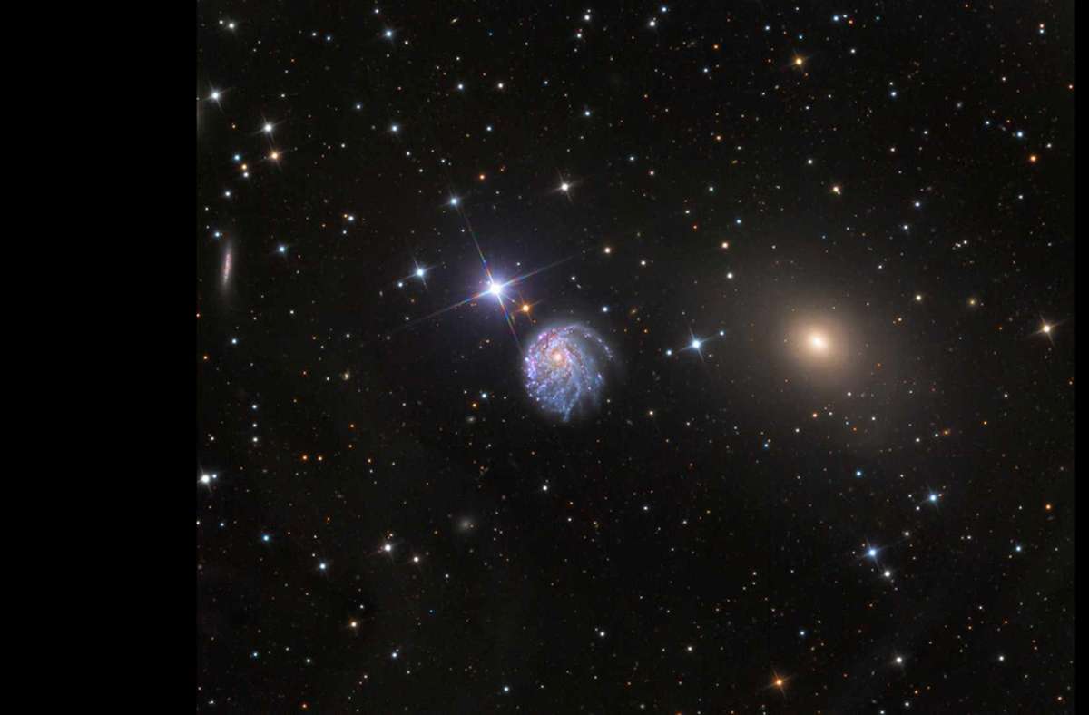 Dieses Galaxienpaar ist nah genug beieinander, dass sie sich in einem „Tauziehen“ befinden, da sie nahe genug vorbeiziehen, um die Anziehungskraft des anderen zu spüren.