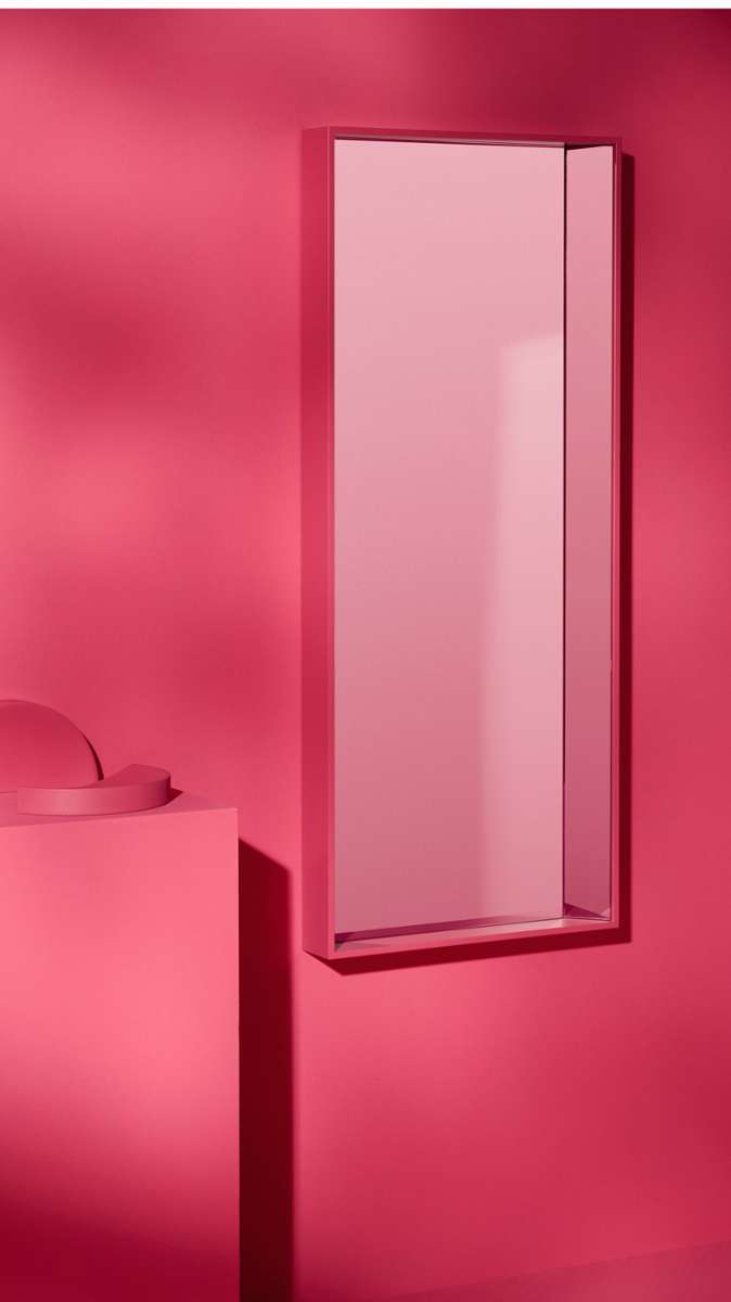 Farbintensiv inszeniert ist auch der Spiegel „KON“ von Schönbuch, den Entwurf von Jonathan Radetz aus Frankfurt gibt es in verschiedenen Schönbuch-Farben.
