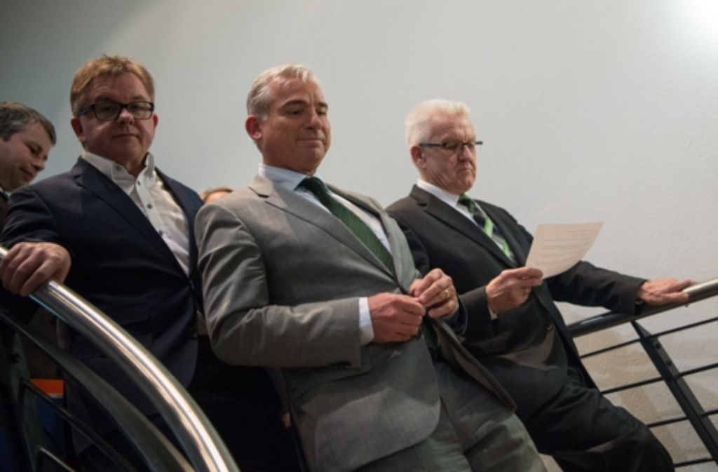 Blick in den Abgrund? Noch nicht. Guido Wolf, Thomas Strobl (beide CDU) und Winfried Kretschmann (Grüne) schreiten zur Pressenkonferenz nach dem ersten Sondierungsgespräch. Foto: dpa