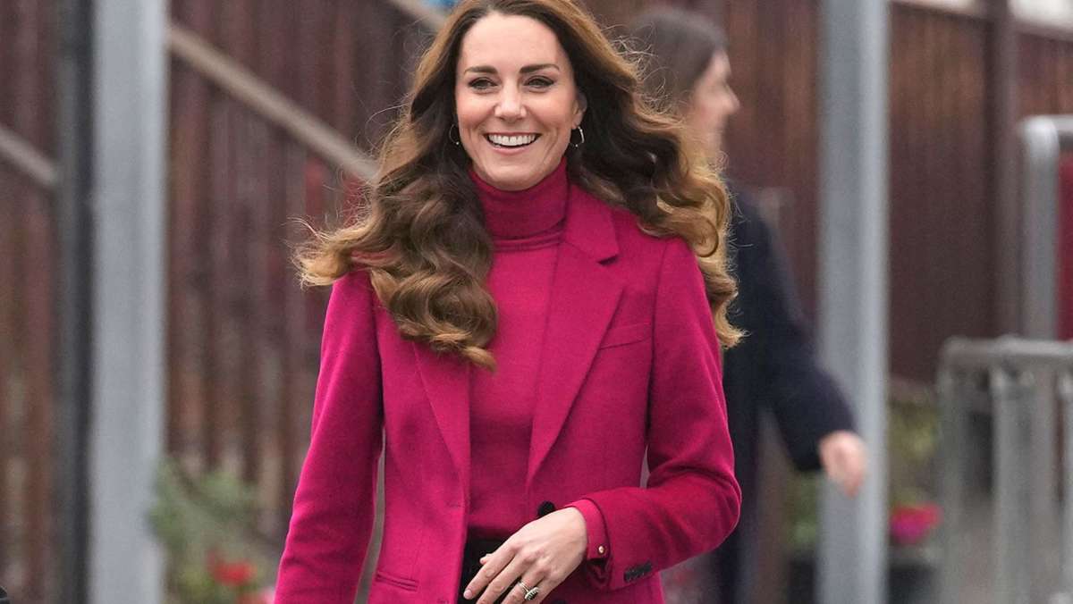  Die stets perfekt gestylten Haare sind Herzogin Kates Markenzeichen. Jetzt ändert die 39-Jährige etwas an ihrem Look: Sie trägt Locken. 