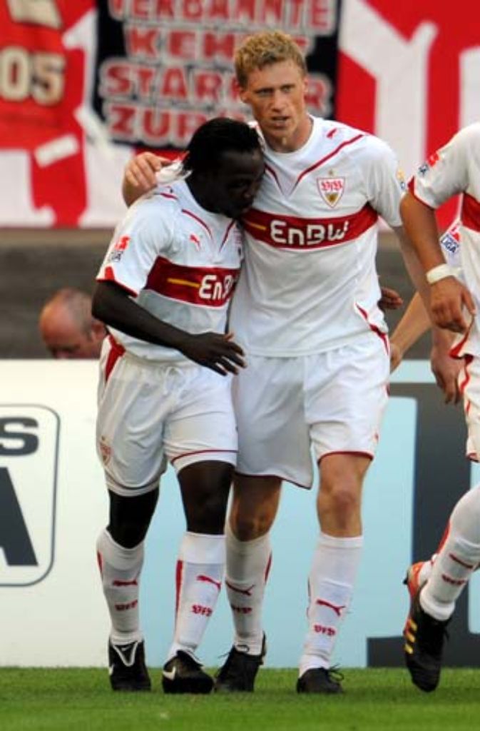 Einen 4:2-Sieg feiert der VfB im August 2009 gegen Freiburg - Torschütze Pavel Pogrebnyak (rechts) freut sich mit Arthur Boka (links) über seinen Treffer zum 1:0.