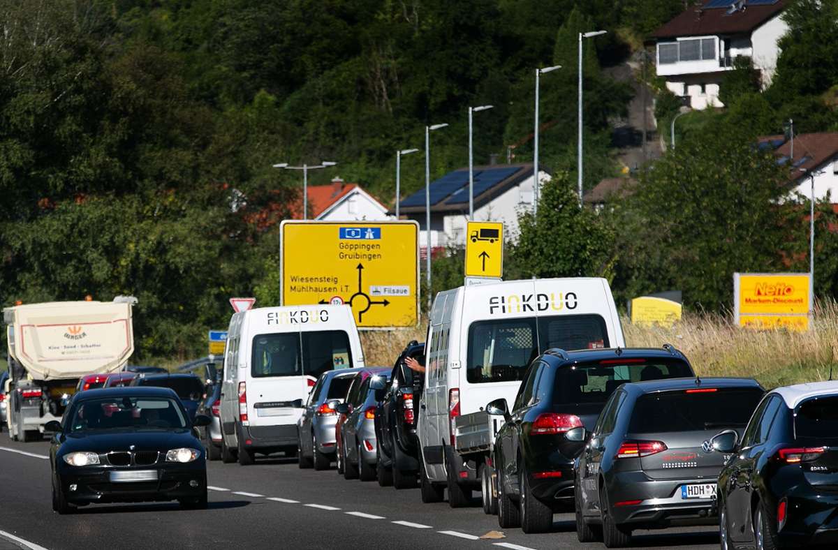 Durch Gosbach, ein Ortsteil der Gemeinde Bad Ditzenbach, staut sich der Verkehr am Freitag.