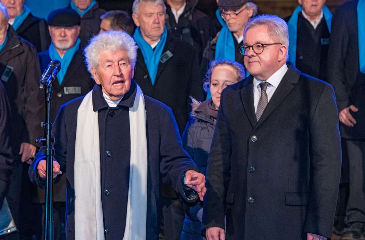 Fischer neben Guido Wolf beim Europäischen Adventssingen auf dem Stuttgarter Schlossplatz 2019. Der Minister ehrte den Chorleiter 2019 für dessen Lebenswerk als „Gesicht Europas“.