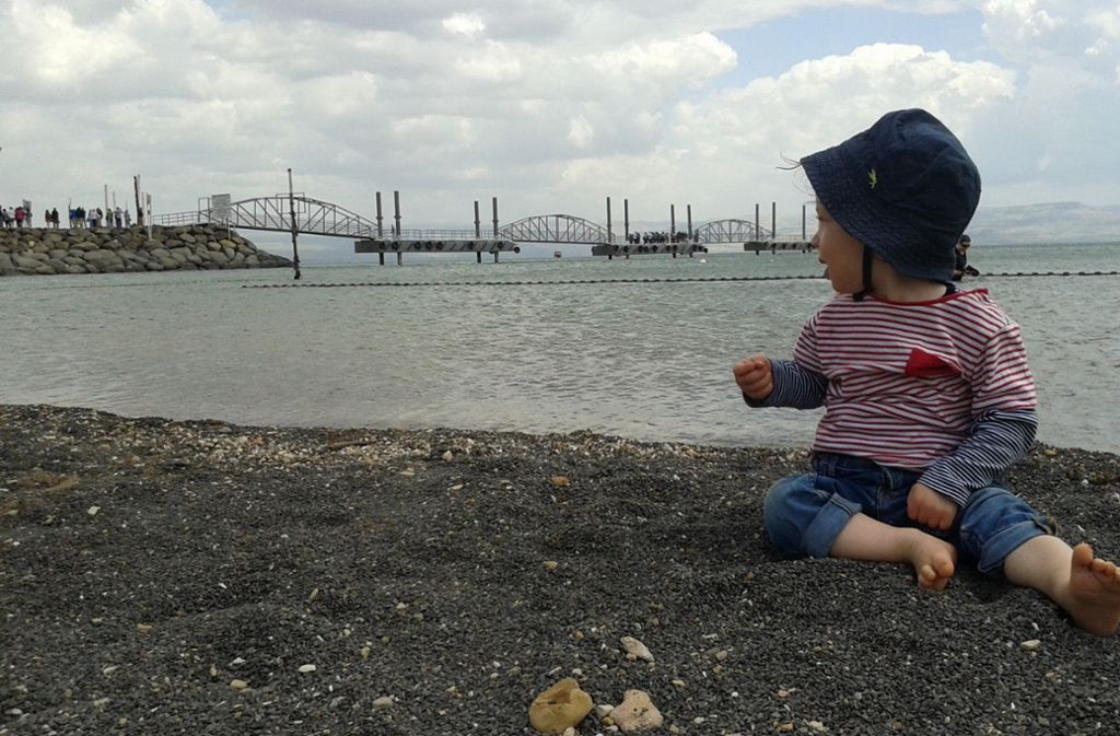 Lisa Welzhofers Sohn sitzt 2014 am Ufer des See Genezareth.
