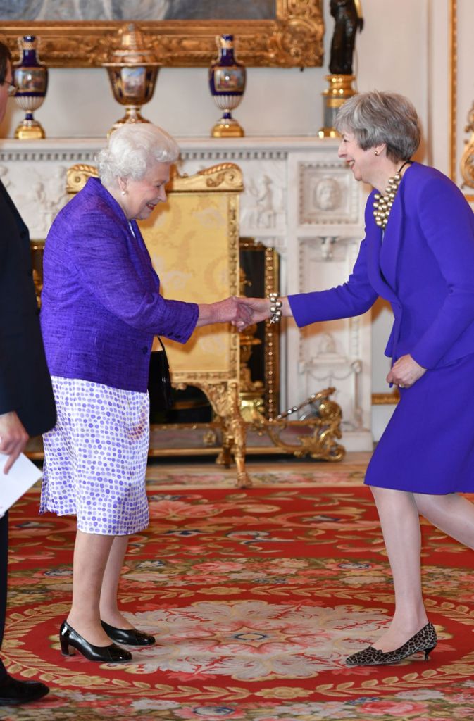 Auch Premierministerin Theresa May war in den Buckingham Palace geladen.