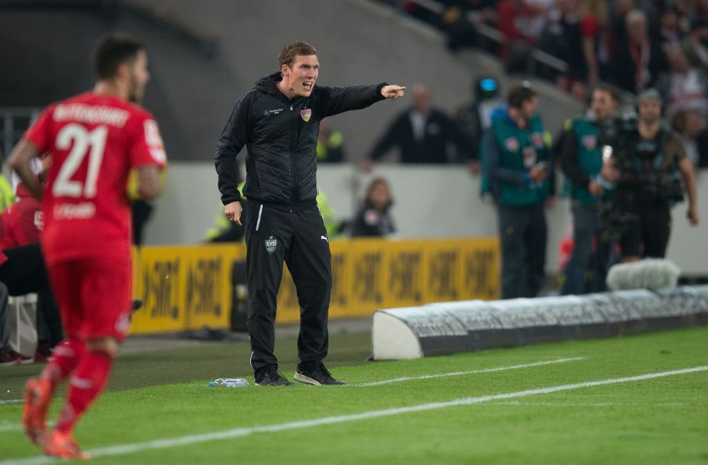 VfB-Trainer Hannes Wolf gibt Anweisungen von der Seitenlinie aus