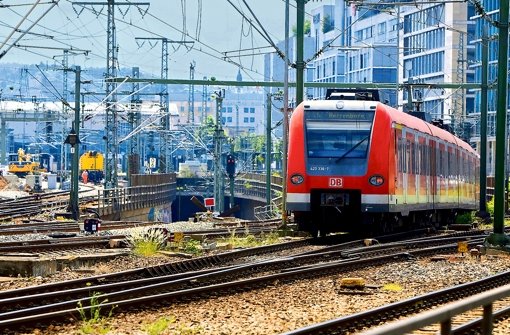 Wegen einer Weichenstörung wird der S-Bahn-Verkehr in Stuttgart zwischen Hauptbahnhof und Schwabstraße am Dienstagmittag für etwa eine Stunde komplett gesperrt. Foto: dpa