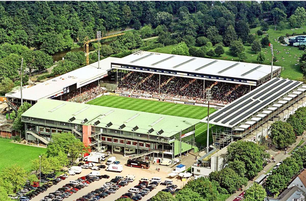 Mit einer Kapazität von 24 000 Zuschauern ist das alte Freiburger Stadion hinter der Alten Försterei von Union Berlin das zweitkleinste Stadion der Bundesliga.