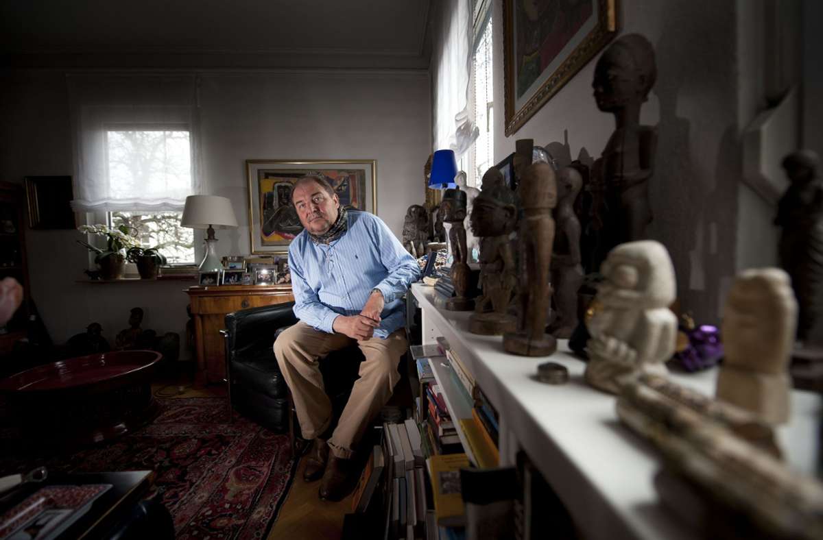 Harry Fakner mit potenziellen Filmutensilien in seinem Wohnzimmer im Jahr 2011