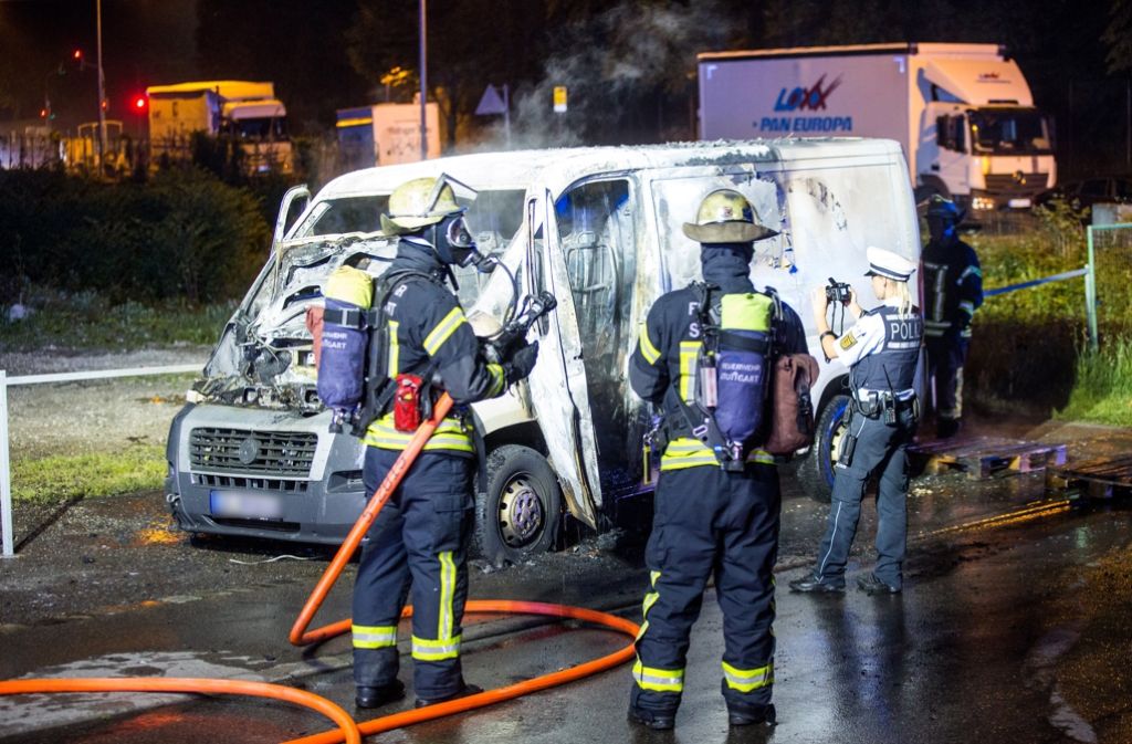 Ein Kleintransporter ist in der Nacht in Bad Cannstatt ausgebrannt.