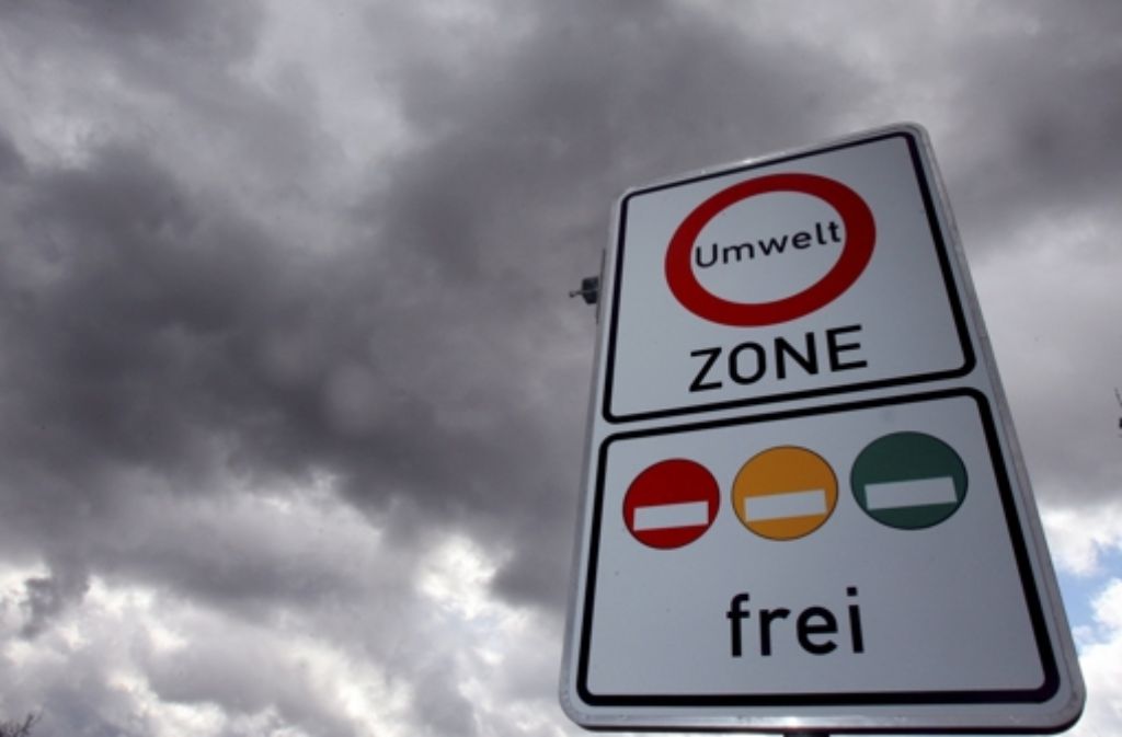 Die Umweltzone soll für bessere Luft in den Städten sorgen. In Stuttgart dürfen seit 2008 dürfen keine Autos mit roter Plakette mehr durch Stuttgart fahren. Seit 2012 gilt dies auch für Autos mit gelber Plakette.
