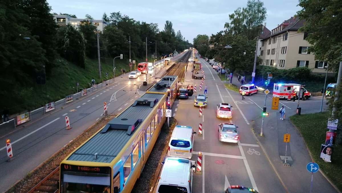 Unfall mit der U1 in Bad Cannstatt: Stadtbahn stößt mit Fahrzeug zusammen