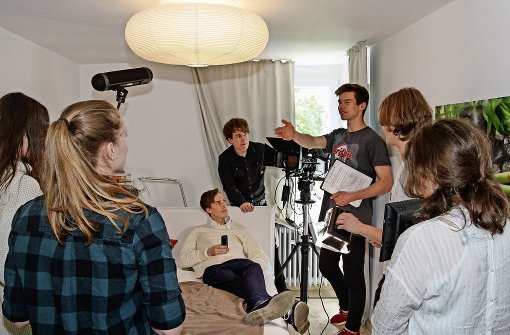 Der 16-jährige Filmemacher Franz Böhm gibt bei einem Dreh Anweisungen. Böhm ist der Sohn des ehemaligen Geschäftsführers eines bekannten Feinkosthändlers Foto: factum/Bach