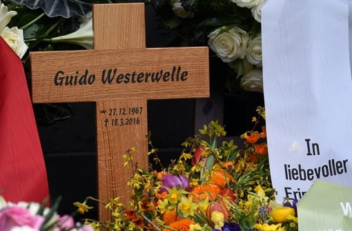 Auf der Inschrift des Holzkreuzes wurde Guido Westerwelle um sechs Jahre jünger gemacht. Foto: dpa