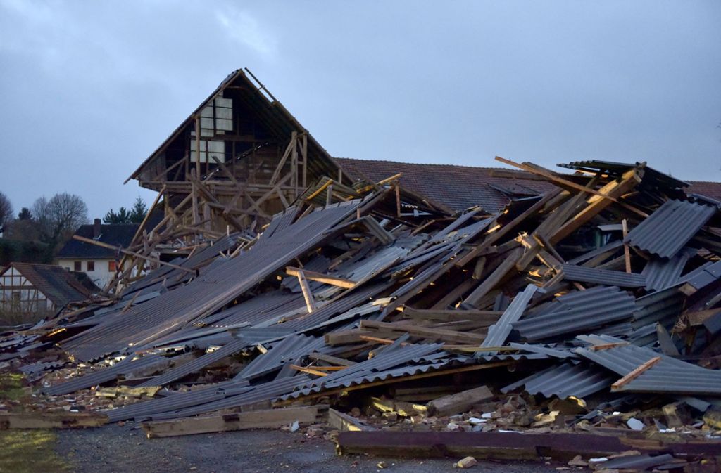 Blick auf die Trümmer eines im Sturm eingestürzten landwirtschaftlichen Anwesens in Meimbressen (Hessen).