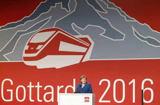 Auch Bundeskanzlerin Angela Merkel (CDU) ist bei der Eröffnung des Gotthard-Tunnels dabei. Foto: AFP