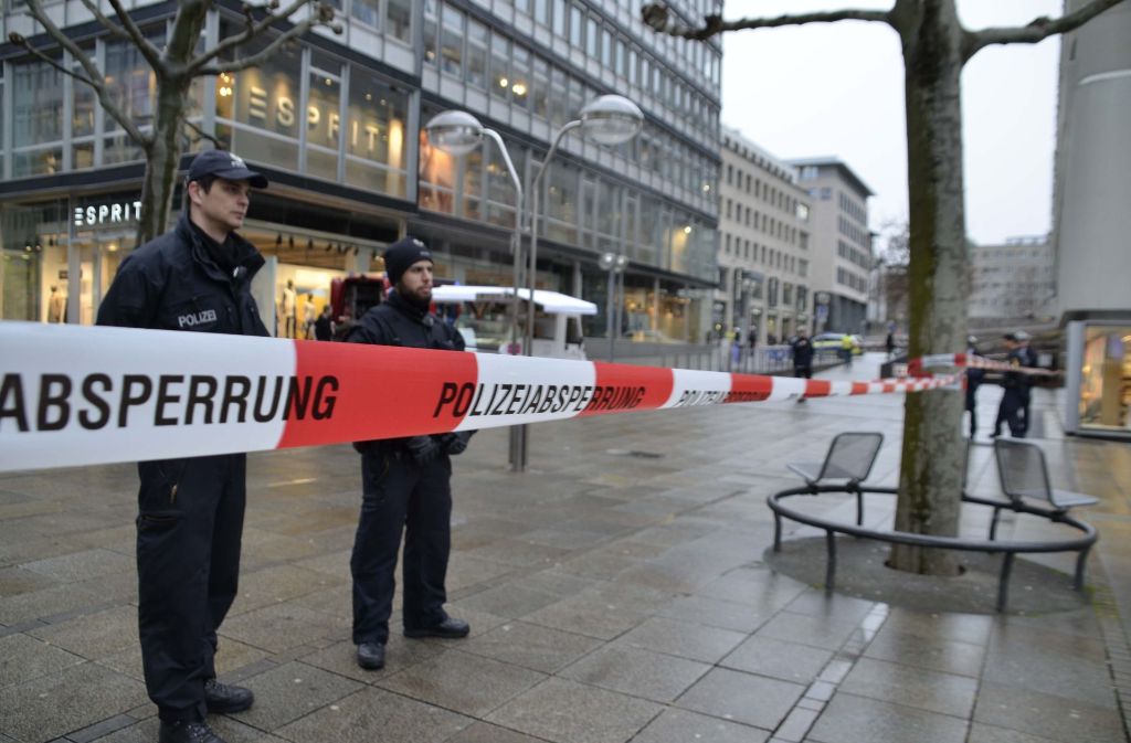 Räumung dreier Geschäfte und Sperrung am Schlossplatz in Stuttgart: Zwei herrenlose Koffer sorgten am Mittwochnachmittag für einen Polizeieinsatz.