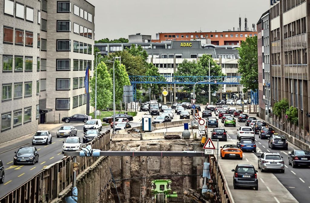 Hohe Verkehrsmengen bringen in Stuttgart eine Schadstoffbelastung mit sich, die beim Stickstoffdioxid weit über dem Grenzwert liegt. Foto: Lichtgut/Julian Rettig