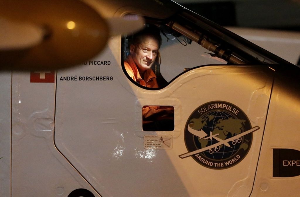 Pilot Andre Borschberg blickte kurz nach der Landung in Phoenix aus dem Cockpit des Solarflugzeugs.