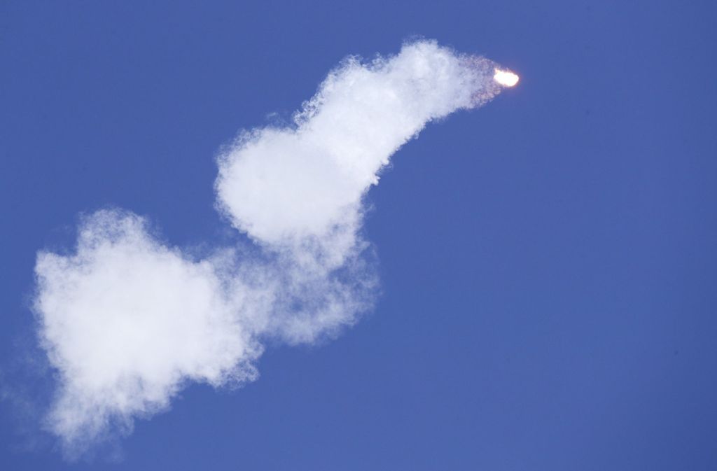 Dieses autonome Weltraumbahnhof-Drohnenschiff ist eine unbemannte, schwimmende Landeplattform für Raketen. SpaceX baute 2014 das erste Schiff dieser Art, um die kontrollierte Landung von Raketenstufen zu erproben.