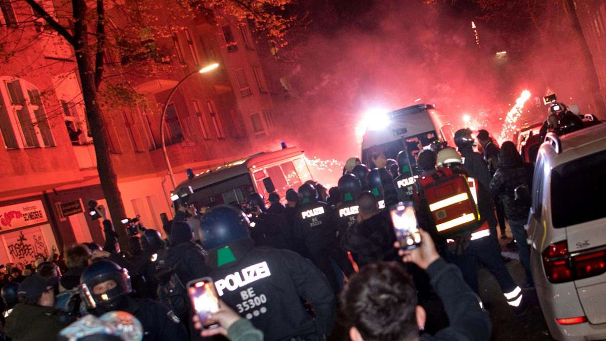 Berlin: Erneut Krawalle in Neukölln - Autos brennen, Polizisten verletzt