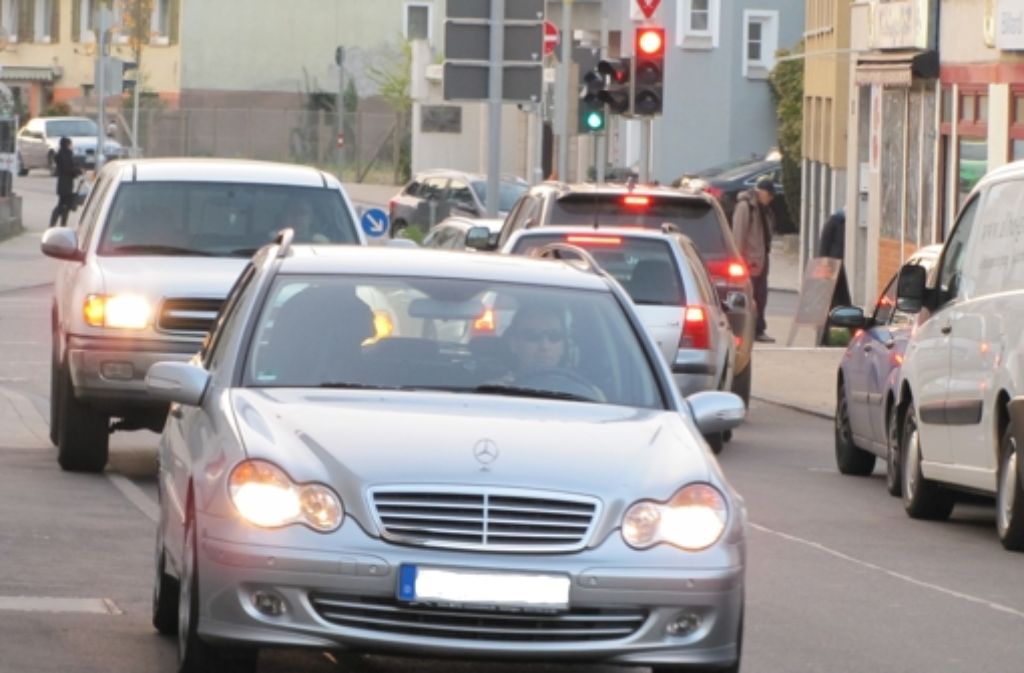 Dass Autofahrer auf den Bürgersteig lenken, ist an der Neuhauser Straße neuerdings Standard.