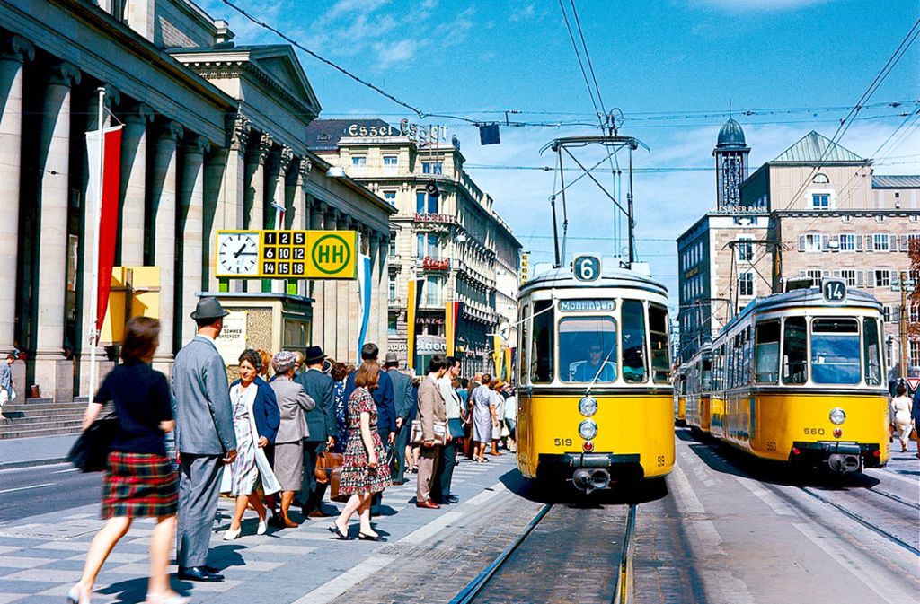 Hochbetrieb vor dem Königsbau: 1966 fuhren die Straßenbahnen noch oberirdisch.